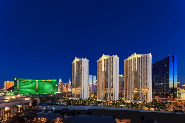 The Signature at MGM Grand - All Suites image 1